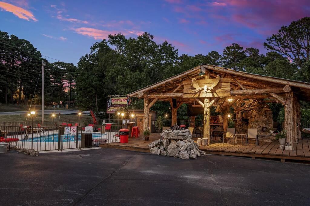 Stonegate Lodge King Bed Wifi 50In Roku Tv Salt Water Pool Room #102 Eureka Springs Luaran gambar