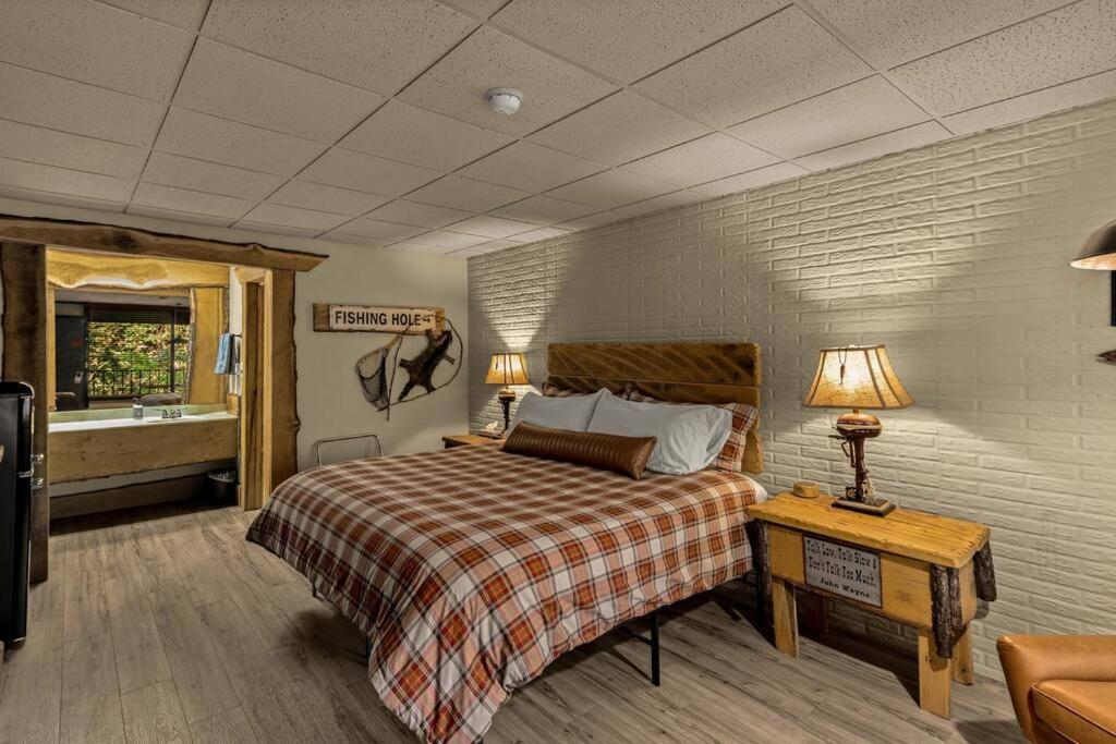 Stonegate Lodge King Bed Wifi 50In Roku Tv Salt Water Pool Room #102 Eureka Springs Luaran gambar