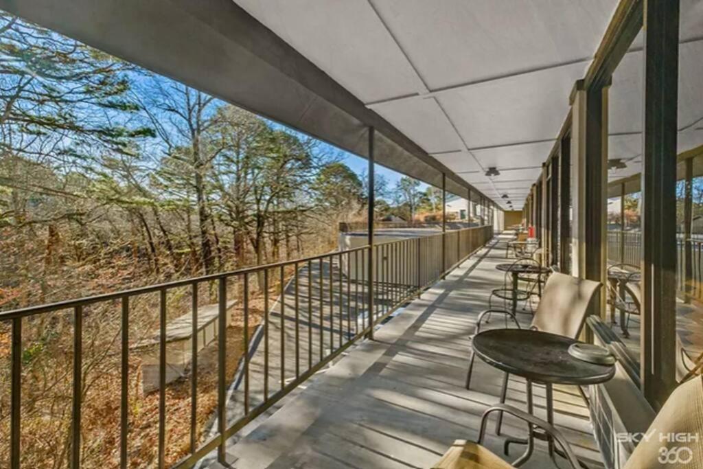Stonegate Lodge King Bed Wifi 50In Roku Tv Salt Water Pool Room #102 Eureka Springs Luaran gambar