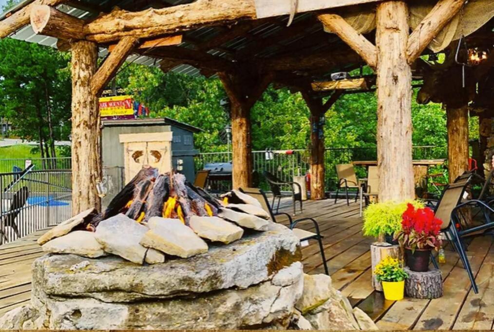 Stonegate Lodge King Bed Wifi 50In Roku Tv Salt Water Pool Room #102 Eureka Springs Luaran gambar