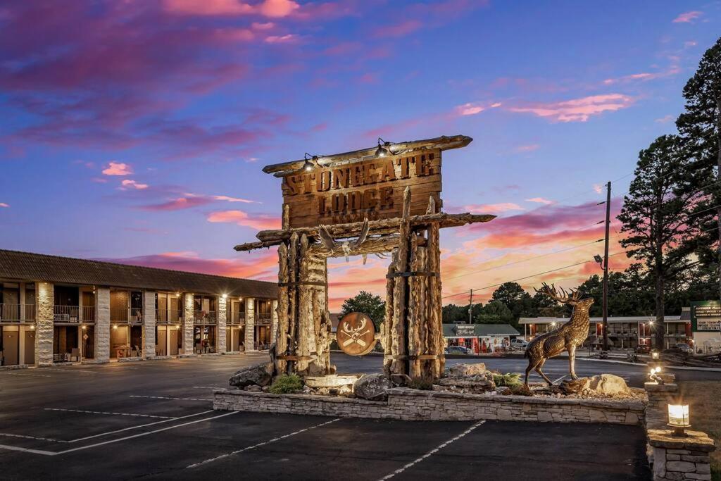 Stonegate Lodge King Bed Wifi 50In Roku Tv Salt Water Pool Room #102 Eureka Springs Luaran gambar
