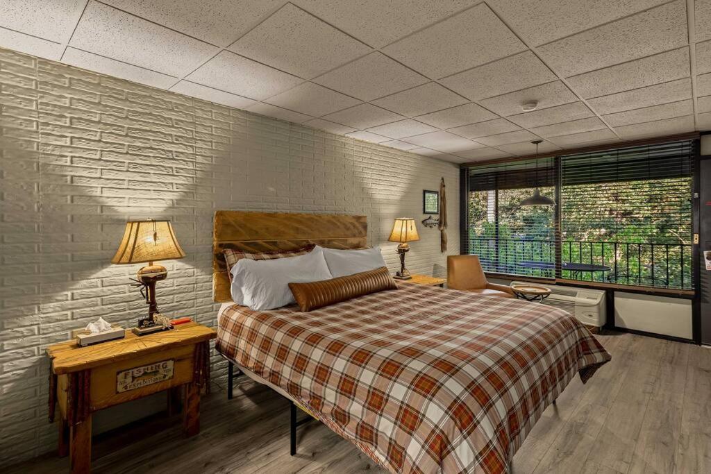 Stonegate Lodge King Bed Wifi 50In Roku Tv Salt Water Pool Room #102 Eureka Springs Luaran gambar